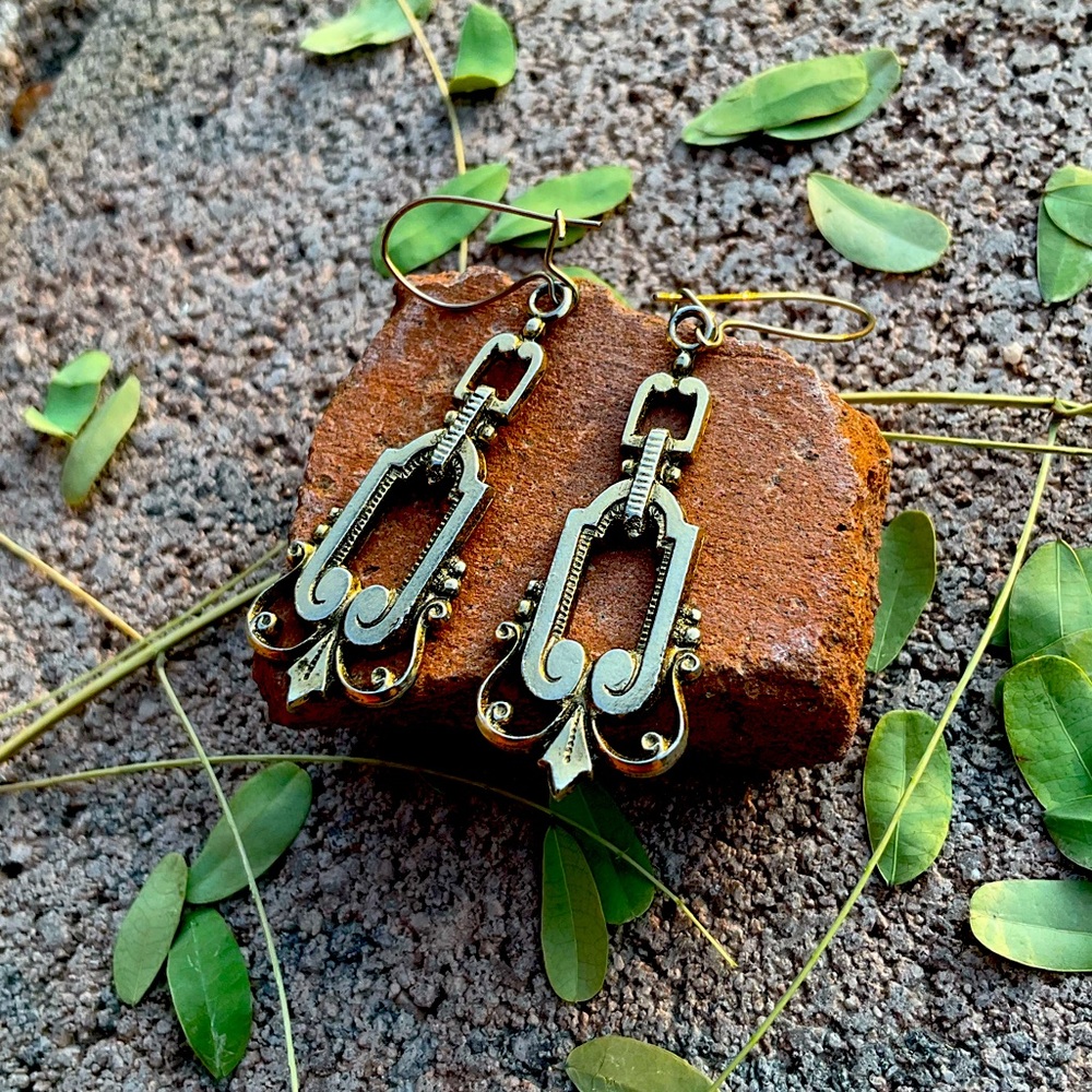VNTG Shiny Dangle Earrings